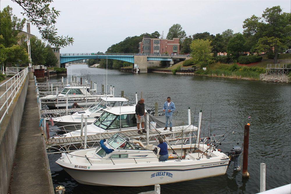Manistee Inn & Marina Exterior photo