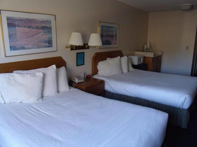 Manistee Inn & Marina Room photo
